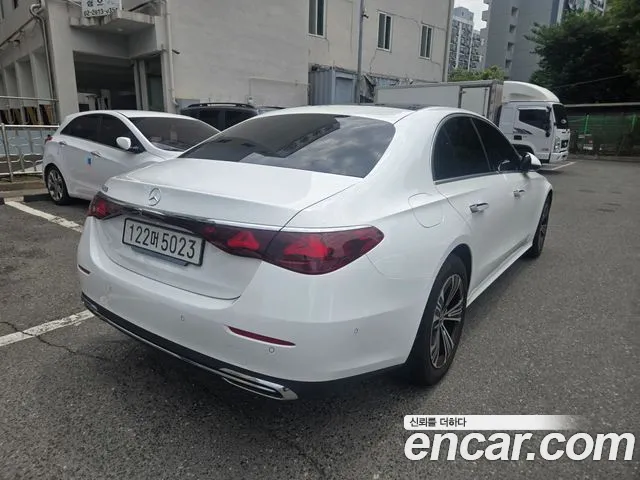 Mercedes-Benz E-Class — Фото автомобиля 2
