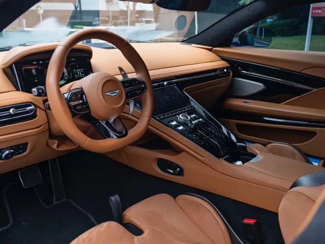 Aston Martin DB12 — Фото автомобиля 9
