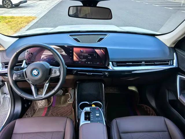 BMW iX1 — Фото автомобиля 5