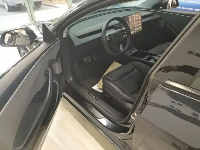 Tesla Model 3 — Фото автомобиля 15