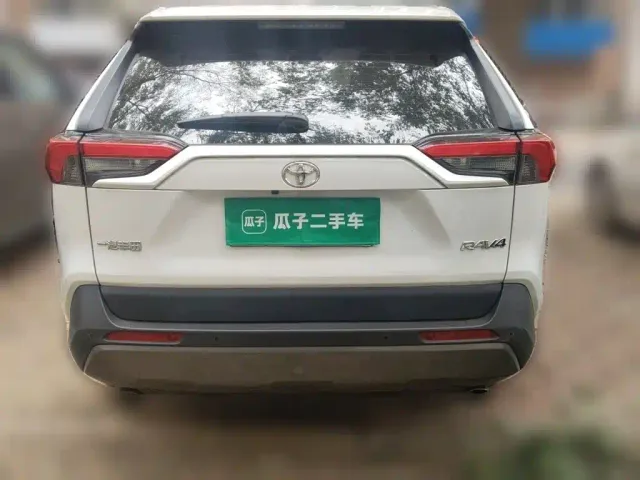 Toyota RAV4 — Фото автомобиля 3