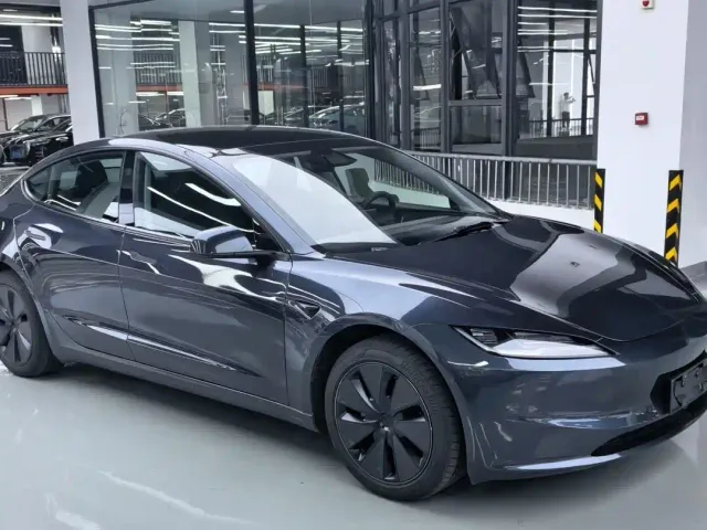 Tesla Model 3 — Фото автомобиля 3