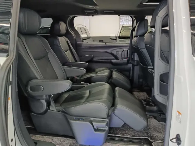 Toyota Sienna — Фото автомобиля 18