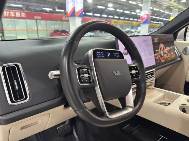 Li Auto L8 — Фото автомобиля 12