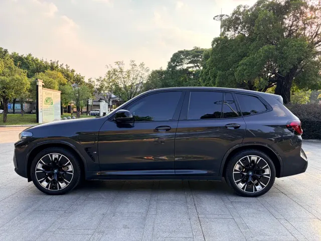 BMW iX3 — Фото автомобиля 7