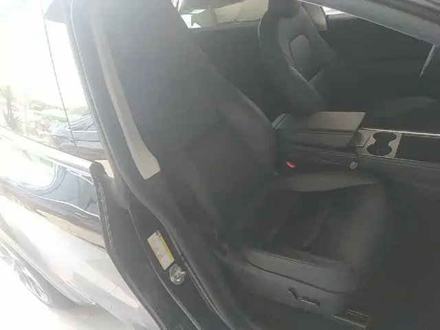 Tesla Model Y — Фото автомобиля 24