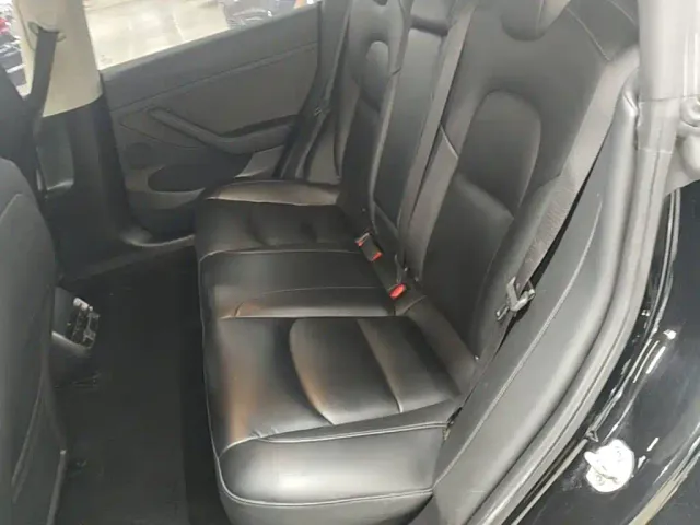 Tesla Model 3 — Фото автомобиля 16