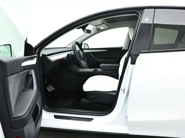 Tesla Model Y — Фото автомобиля 9