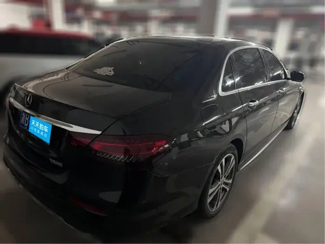 Mercedes-Benz E-Class — Фото автомобиля 2