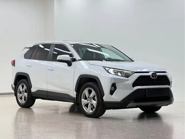 Toyota RAV4 — Фото автомобиля 3