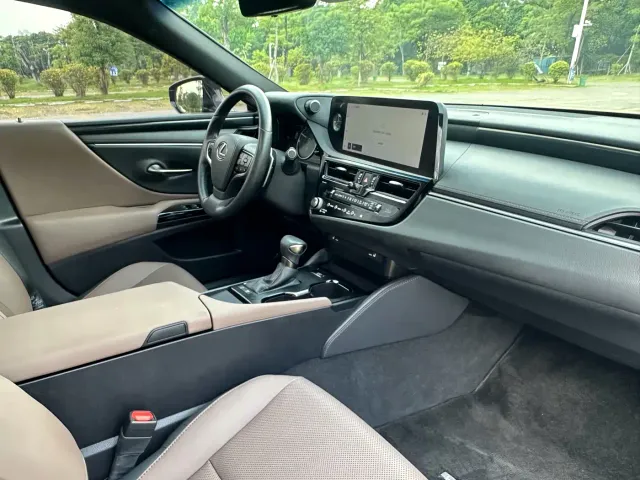 Lexus ES — Фото автомобиля 16