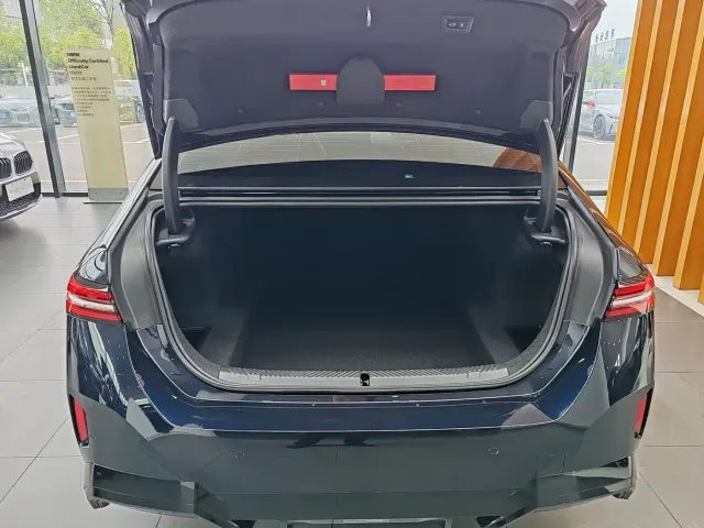 BMW 5 Series — Фото автомобиля 8