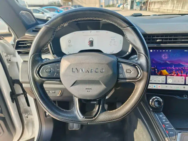 Lynk & Co 01 — Фото автомобиля 12