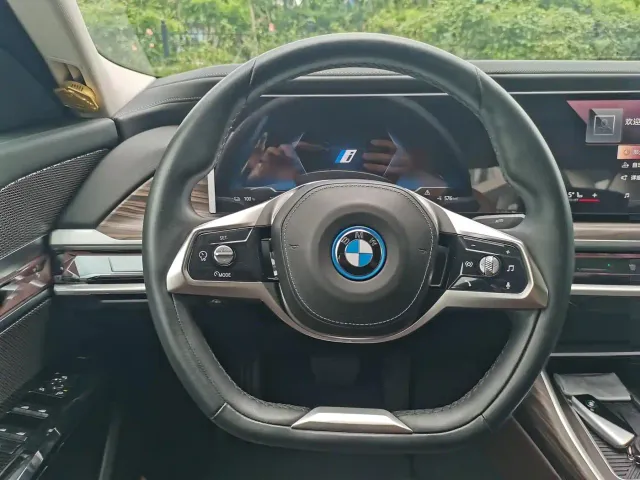 BMW BMW i7 2023 eDrive50L Leading Luxury Package — Фото автомобиля 12