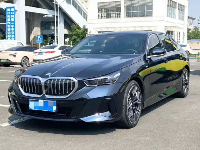 Фотография автомобиля — BMW 5 Series