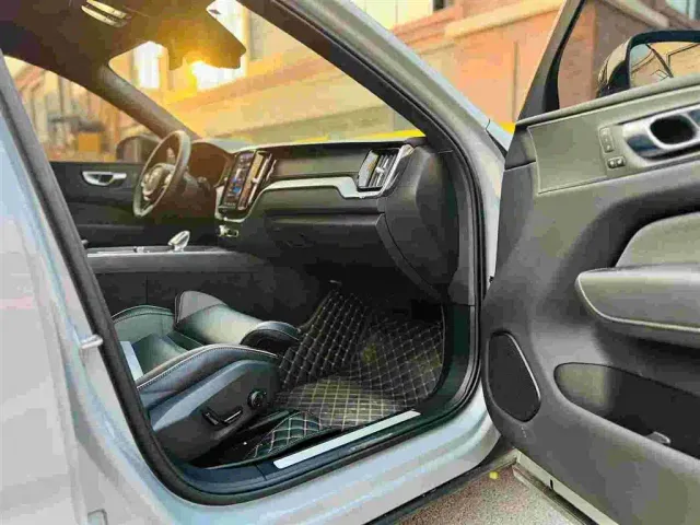 Volvo XC60 — Фото автомобиля 9