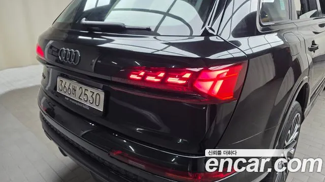 Audi SQ7 — Фото автомобиля 21