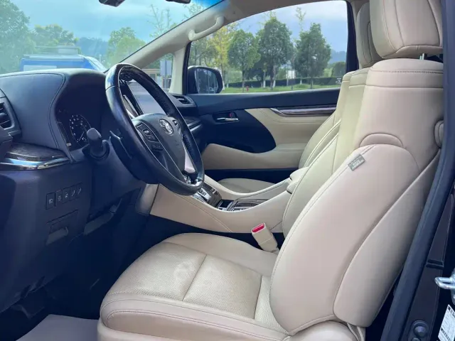 Toyota Alphard — Фото автомобиля 3