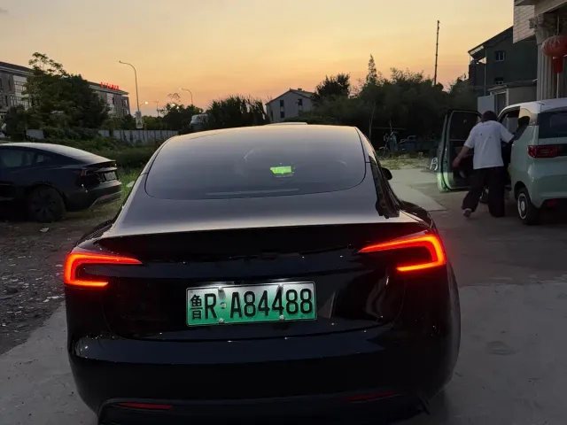 Tesla Model 3 — Фото автомобиля 4
