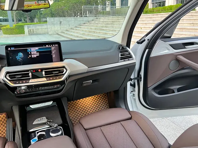 BMW iX3 — Фото автомобиля 9
