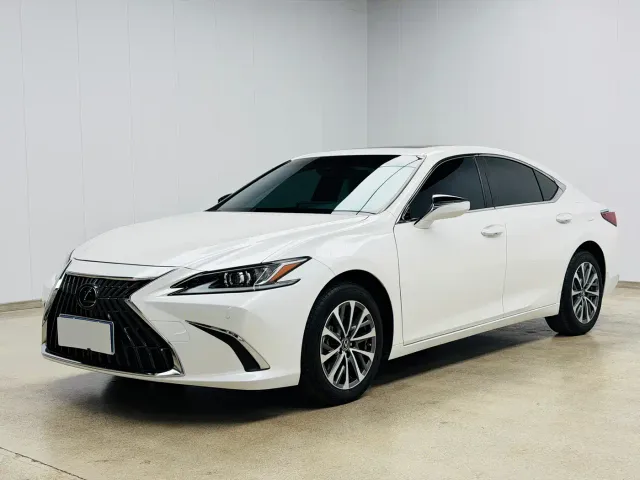 Фотография автомобиля — Lexus ES