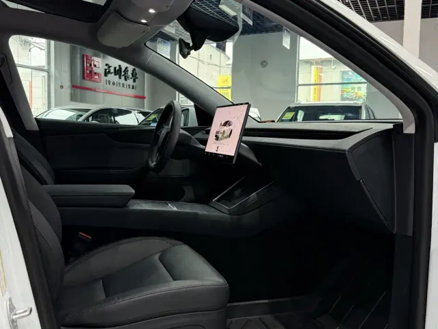 Tesla Model Y — Фото автомобиля 10