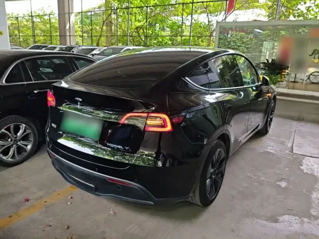 Tesla Model Y — Фото автомобиля 6
