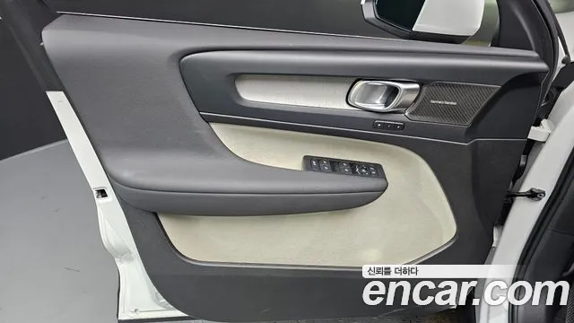 Volvo XC40 — Фото автомобиля 24