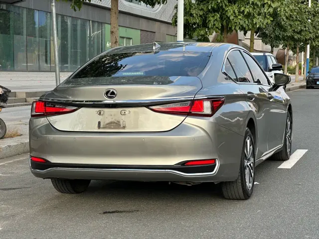Lexus ES — Фото автомобиля 6