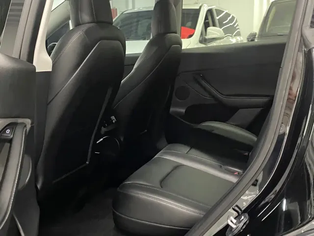 Tesla Model Y — Фото автомобиля 12