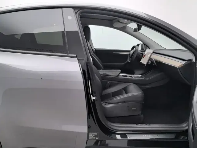Tesla Model Y — Фото автомобиля 23