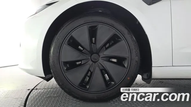 Tesla Model 3 — Фото автомобиля 5