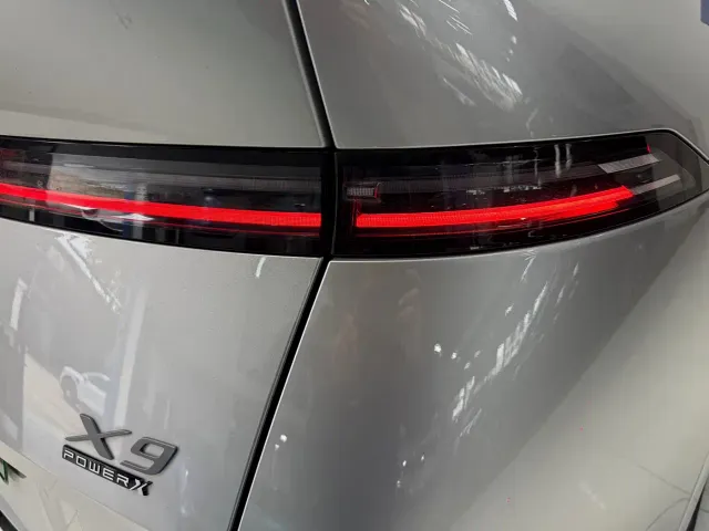 Xpeng X9 — Фото автомобиля 24