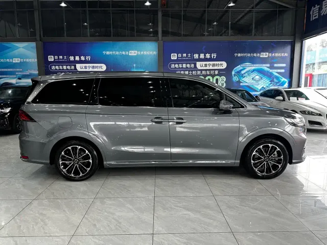 Roewe iMAX8 — Фото автомобиля 12