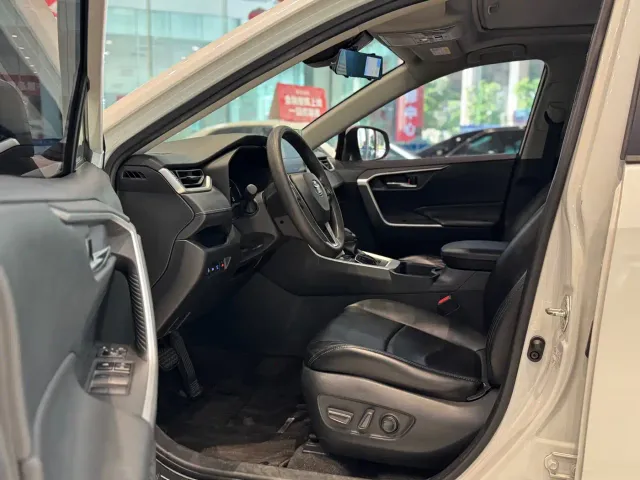 Toyota RAV4 — Фото автомобиля 9