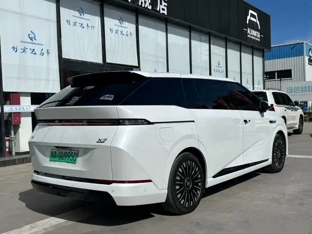 Xpeng X9 — Фото автомобиля 6