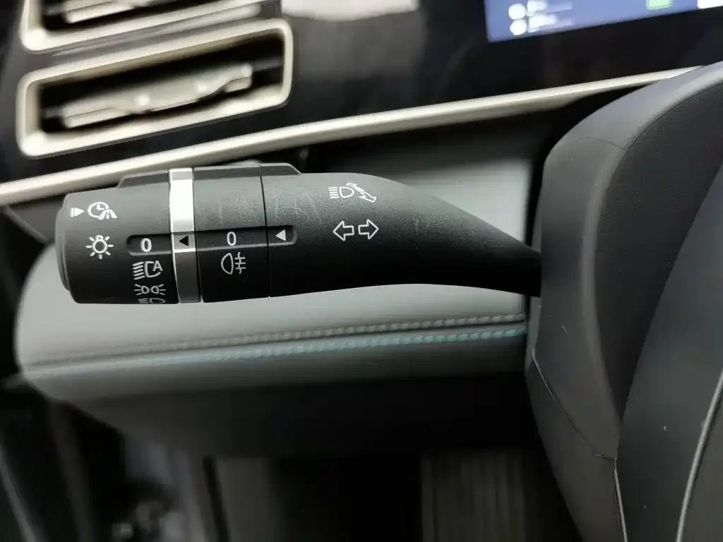BYD Qin L 2025 DM-i Smart Drive Edition 120KM Surpassing — Фото автомобиля 21