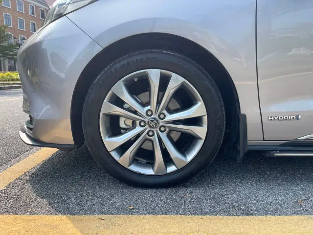 Toyota Sienna — Фото автомобиля 8
