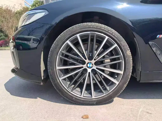 BMW 5 Series — Фото автомобиля 15