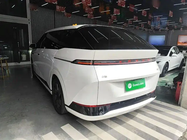 Xpeng X9 — Фото автомобиля 4