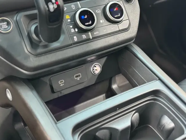 Land Rover Defender — Фото автомобиля 14