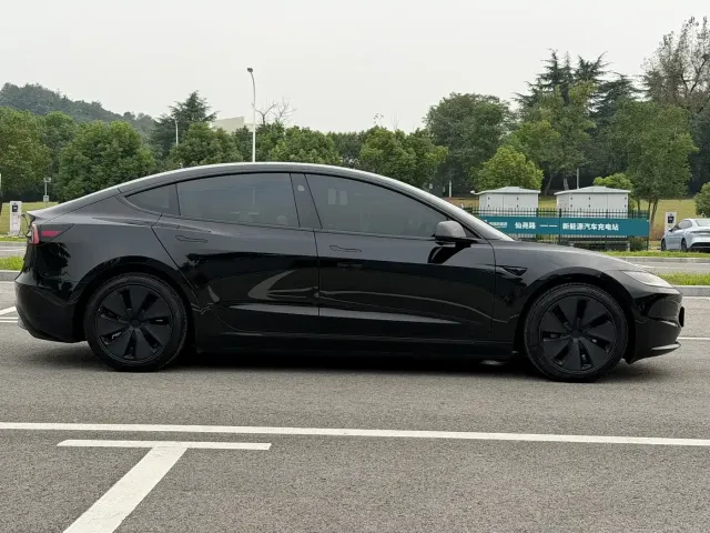 Tesla Model 3 — Фото автомобиля 6