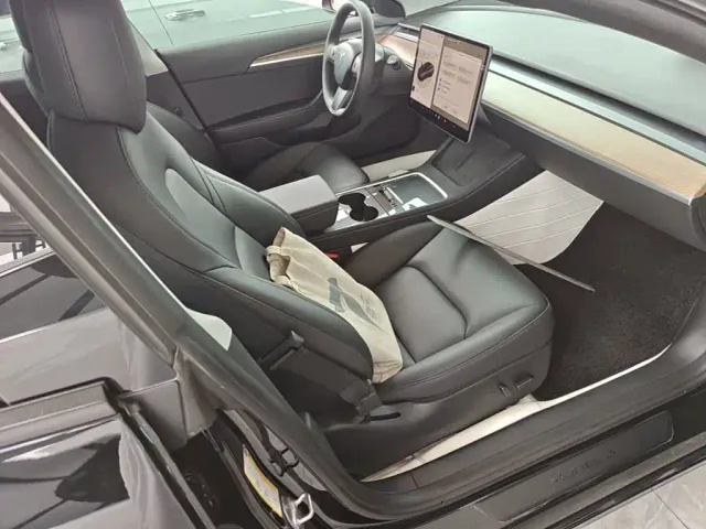 Tesla Model 3 — Фото автомобиля 24