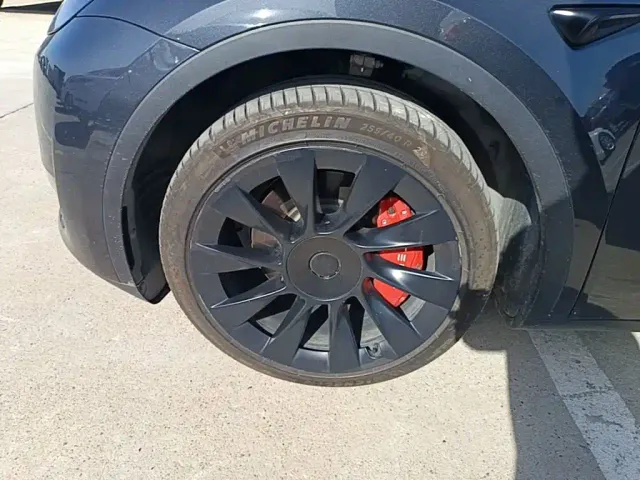 Tesla Model Y — Фото автомобиля 22