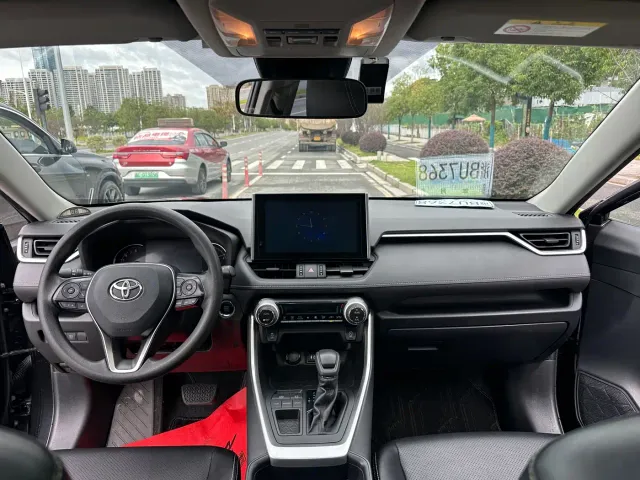 Toyota RAV4 — Фото автомобиля 12
