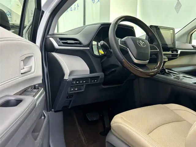 Toyota Toyota Sienna 2023 2.5L Hybrid Comfort Edition — Фото автомобиля 5