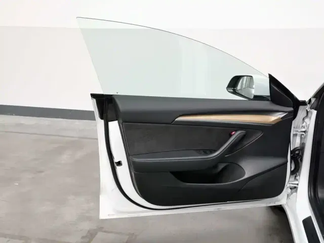 Tesla Model 3 — Фото автомобиля 8