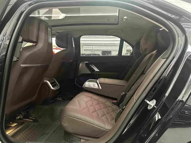 BMW 7 Series — Фото автомобиля 13