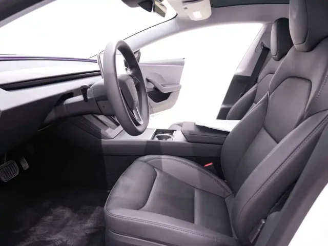 Tesla Model 3 — Фото автомобиля 18