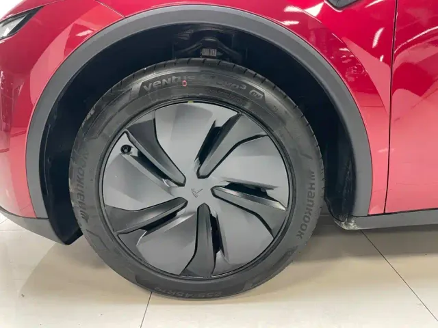 Tesla Model Y — Фото автомобиля 19